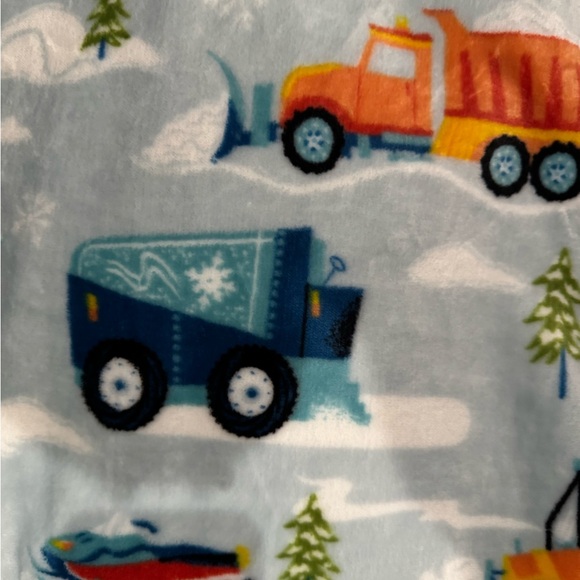 KIDS TRUCK & TRACTORS THROW BLANKET W/ A SET OF 8 INDOOR SNOWBALLS PLUSH NEW - Picture 4 of 11
